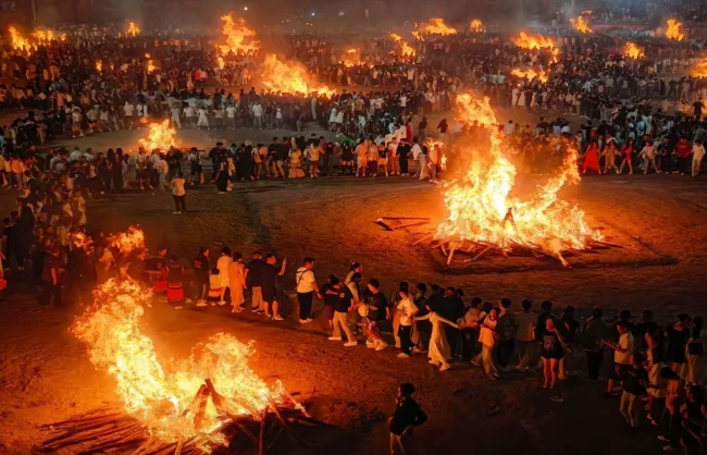 crowds joining torch festival in yunnan | China Xian Tour: Private & Tailor-Made China Tours crowds joining torch festival in yunnan
