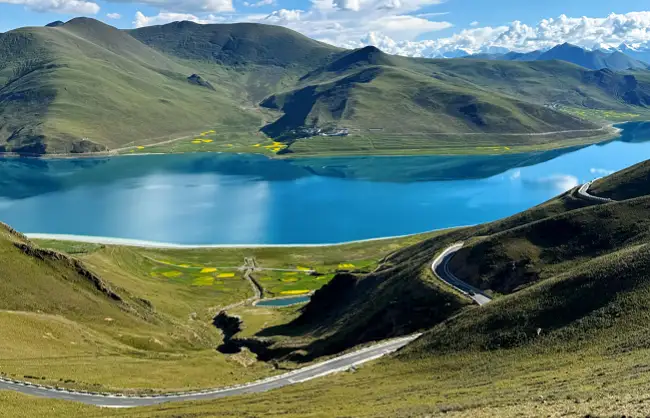 yamdrok lake sunny day