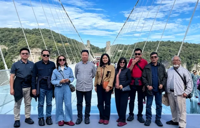 zhangjiajie-glass-bridge | China Xian Tour: Private & Tailor-Made China Tours Zhangjiajie Glass Bridge with Guests