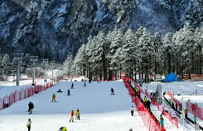 skiing-at-xiling-snow-mountain | China Xian Tour: Private & Tailor-Made China Tours Winter skiing at Xiling Snow Mountain