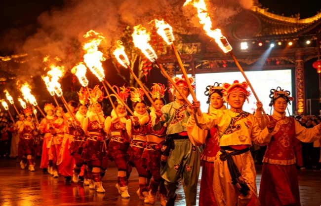 watch-show-in-zhangjiajie | China Xian Tour: Private & Tailor-Made China Tours Audience watching Zhangjiajie Eternal Love show