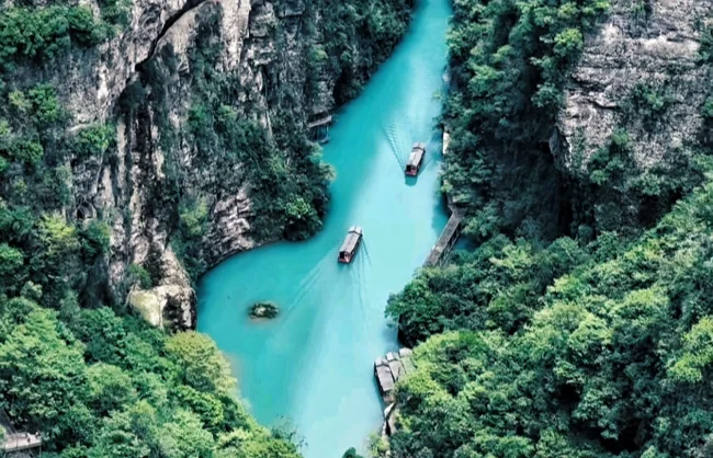 Emerald green water and dense forests in Zhangjiajie Grand Canyon, Hunan Province