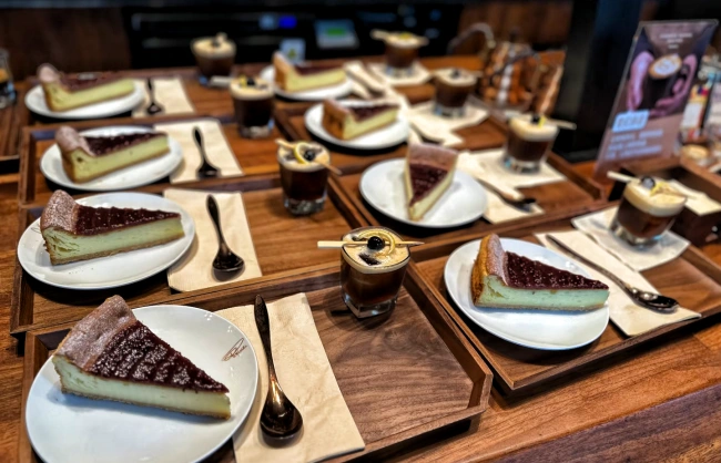 Enjoy a cup of coffee in Shanghai Starbucks Reserve Roastery