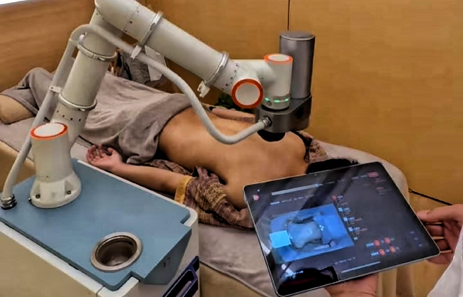 Experience a robotic moxibustion