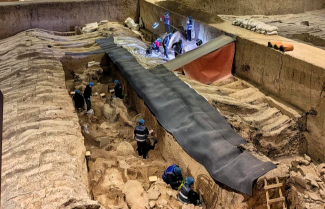 See the archaeologists working on site at Xi'an Terracotta Army